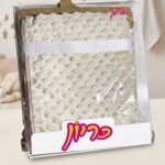 שמיכת תינוק דו-שכבתית רכה מקטיפה וג'רסי בצבע בז' מבית כריון.